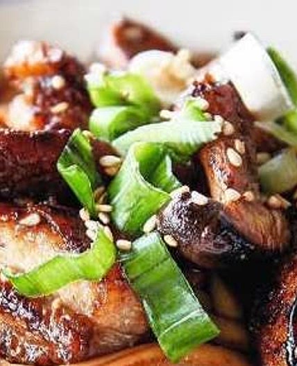 Nouilles de blé et porc caramélisé