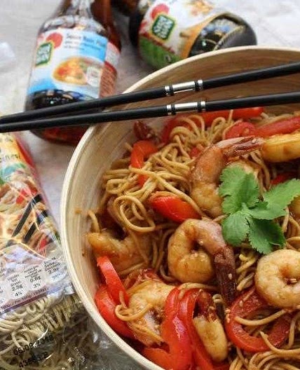 Nouilles sautées aux crevettes caramélisées