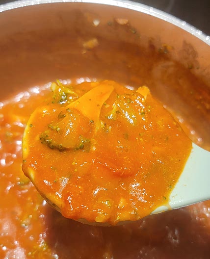 Sauce tomate, brocoli et mozzarella