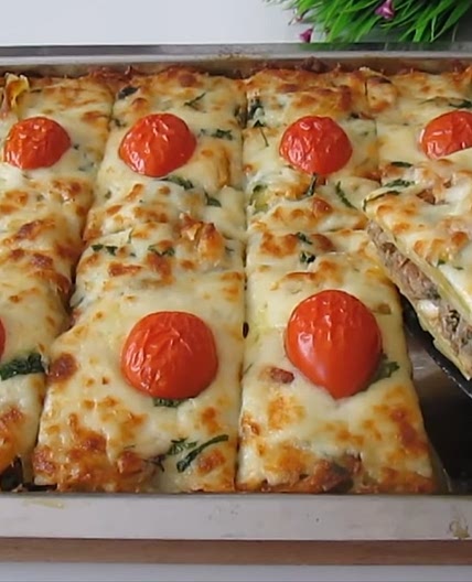 Pastel de carne, patatas, queso y tomate