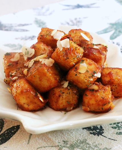 Sweet and Spicy Fried Tofu (두부 강정, DuBu GangJeong) | Aeri's Kitchen