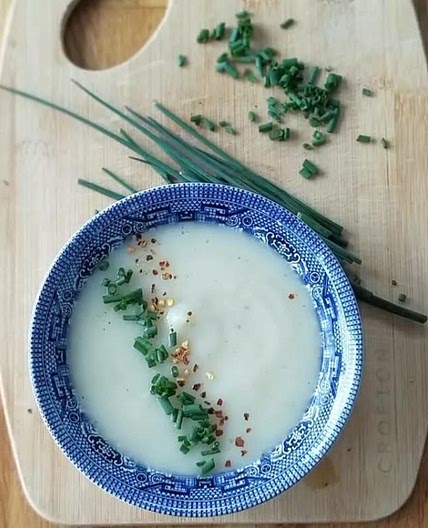 Kohlrabi and potato soup