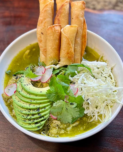 Pozole verde con taquitos de queso 
