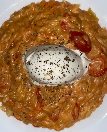 Kritharaki-Risotto mit Tomaten, Frischkäse und Burrata