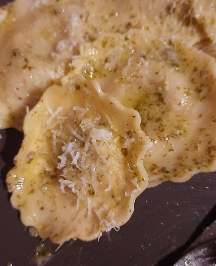 Ravioli de cogumelos com molho de azeite, limão e coentros - 1,5€/refeição