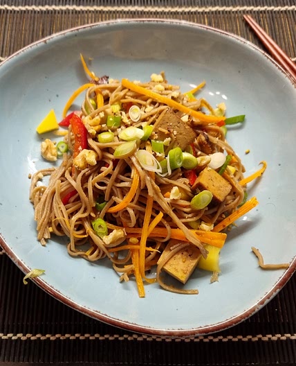 Soba-Nudelsalat mit Räuchertofu und Mango