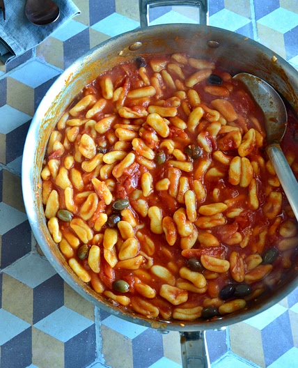 Cavatelli con pomodoro, olive e pane croccante