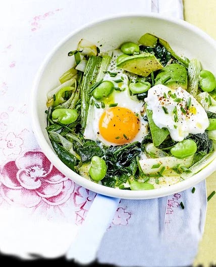 Poêlée legume avocat fève et oeuf plat