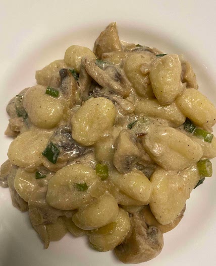 Schnelle Gnocci mit Pilzen und saurer Sahne