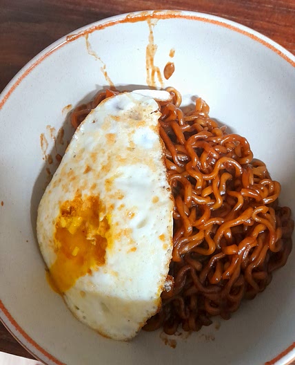 계란 노른자를 톡! 고소한 짜파게티