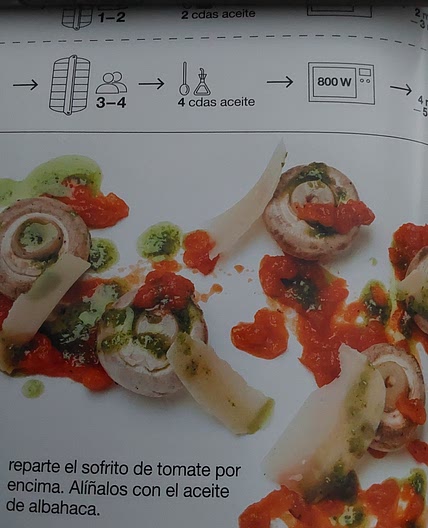 Champiñones con tomate, albahaca y queso