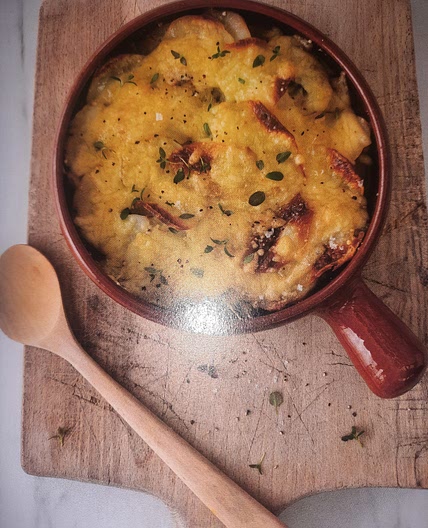 Chicken pie with garlic potatoes
