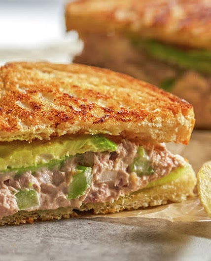 Tuna with toast and vegetables