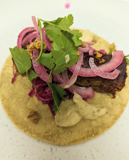 Taco mit Jackfruit Ribs, Knoblauch-Mayo und eingelegten Zwiebeln