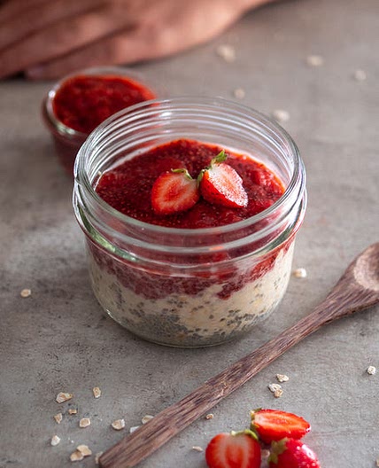 PEANUT BUTTER & JAM OVERNIGHT OATS