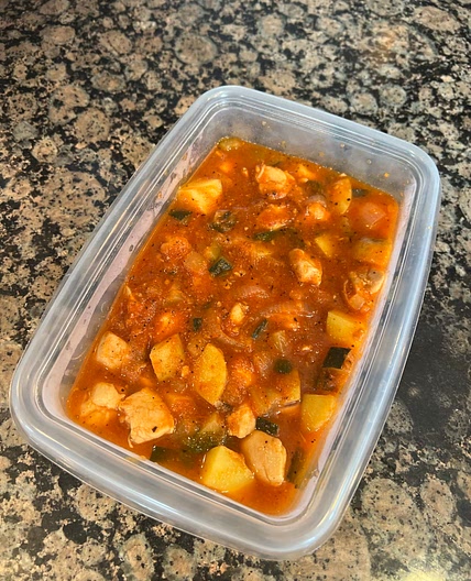 POLLO Y PAPA EN SALSA ROJA 