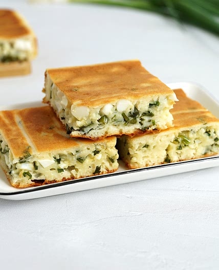Ленивый заливной пирог с луком и яйцом