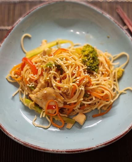 Gebratene Chow Mein Nudeln mit Teriyaki-Marinade