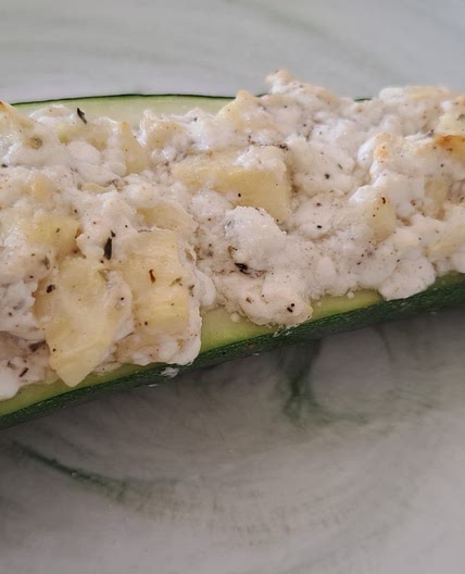 Gefüllte Zucchini mit körnigem Frischkäse
