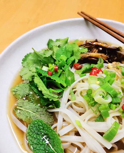 Vegetarische Pho mit Austernpilzen aus dem Ofen