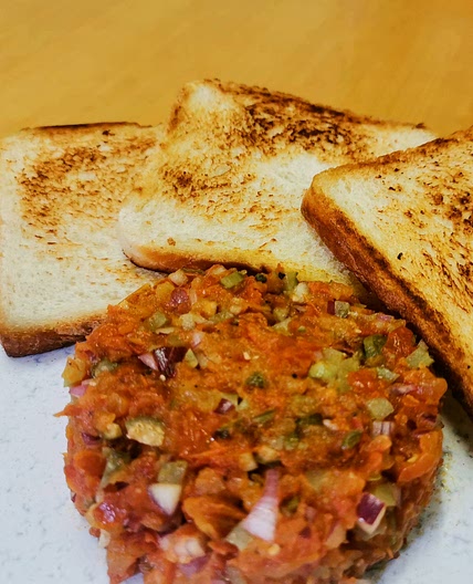 Vegetarisches Tatar mit konfierten Tomaten und Auberginen