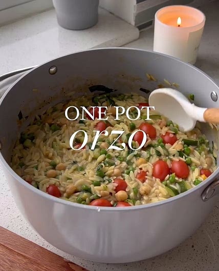 bookmark this ONE-POT HEALTHY ORZO recipe (10 minute dinner!)🍲✨ Recipe by Ingredients: 1 tbsp olive oil 1 cup diced yellow onion 1 tbsp minced garlic 1 can chickpeas rinsed and drained 2 cups cherry tomatoes 1 cup diced zucchini 16 oz orzo 6 cups water 1 