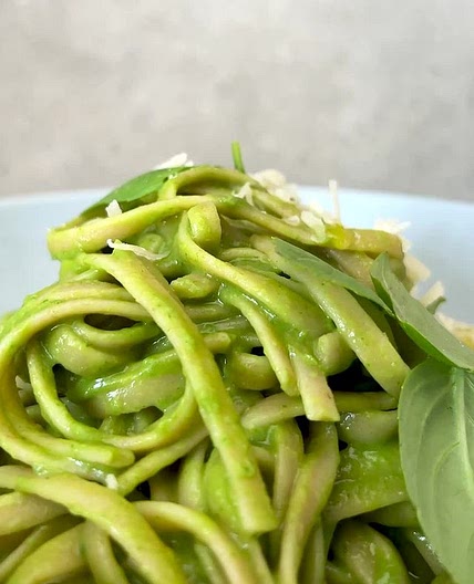 This creamy and totally delicious green pasta is a great way to get more veg on your plate in 15 mins flat. - INGREDIENTS: 10 g Woolworths Fresh Basil 1 garlic clove, crushed 1 x 400 g can Woolworths Cannellini beans, drained 3 T olive oil Sea salt and fre