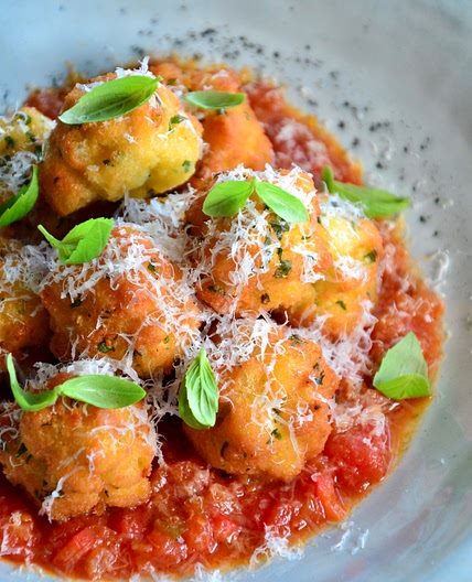 Pallotte cacio e ova - Cheese and bread meatballs (meatless)