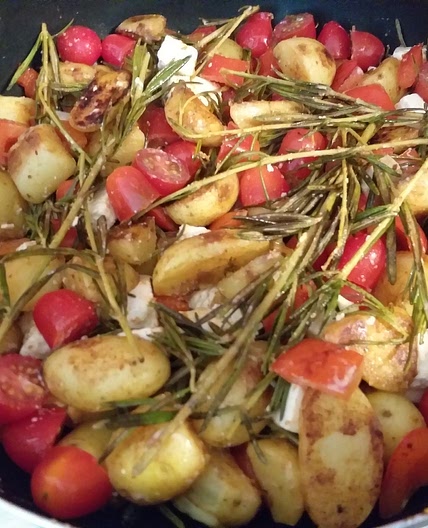 Drillinge mit Feta, Paprika und Tomate