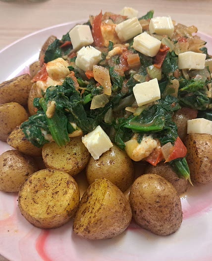 Gebratene Drillinge an Spinat-Feta-Gemüse