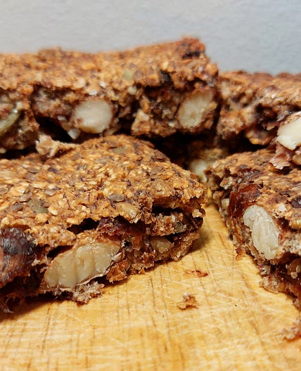 Energy bar - Banana, oatmeal, almonds, dried apricots and strawberries