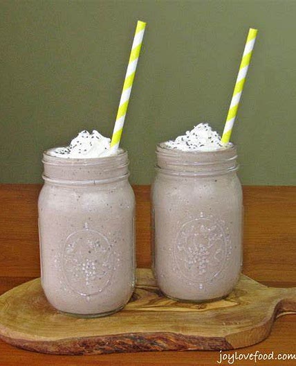 Banana-chocolate chia seed smoothie