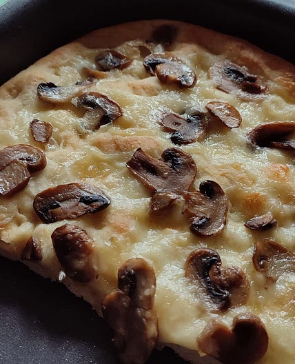 Focaccia nuvola ai funghi e formaggio