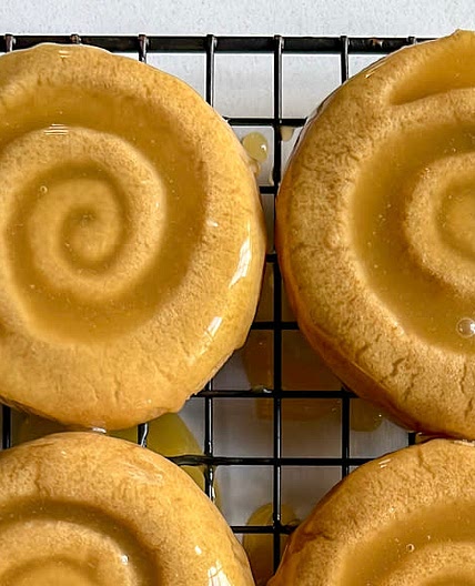 Crumbl 🙀 Honey Bun Cookies