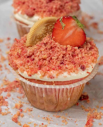 The BEST Stawberry Crunch Cupcakes (VIDEO)