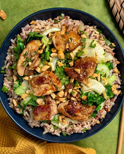 Poulet impérial kung pao (spécialité sichuanaise à la sauce soja et cacahuètes)