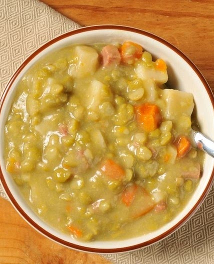 Traditionelle Erbsensuppe mit Schinken