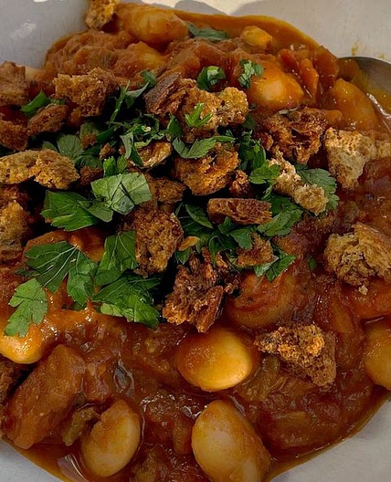 Reuzenbonen in tomatensaus met krokante knoflookkruimels