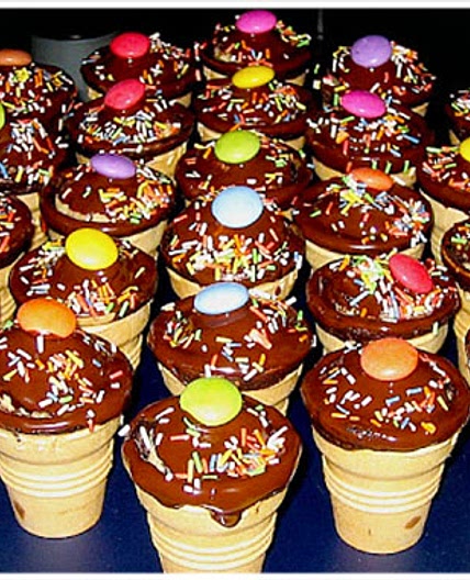 Kleine Kuchen im Waffelbecher