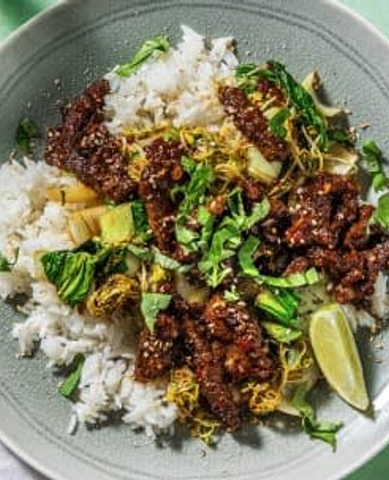 Lap khmer : salade de bœuf cambodgienne avec un wok de légumes & du riz au jasmin