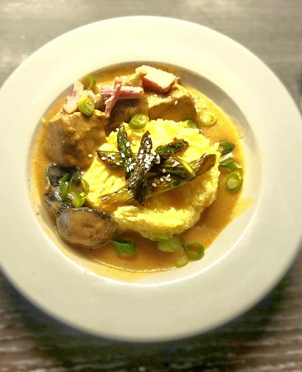 Boef Bourguignon auf Asiatsche Art, dazu gebrantener Spargel mit Sesam