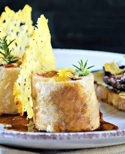Ballotine de poulet à l'ossau iraty et foie gras a la plancha