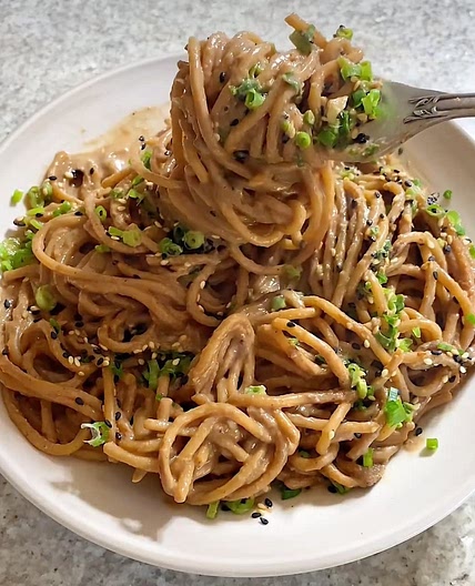 Macarrão com molho de amendoim