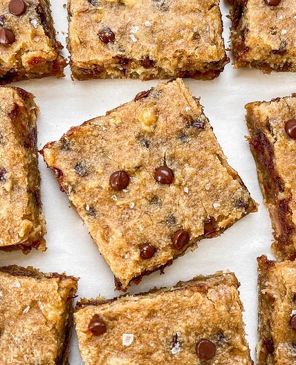High Protein Peanut Butter Banana Bread Bars (paleo/v/gf) 🍌 these went viral last year with over 3 million of you loving them, and for good reason. the most delicious squares, featuring crackly tops and the fudgiest texture! to my fellow peanut butter and
