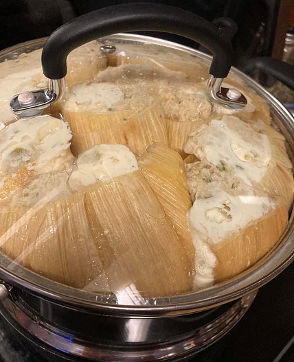 Tamales de Muslo de Pavo con Salsa Verde y Queso Vegano