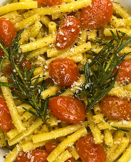 EASY MACARONI WITH GARLIC AND ROSEMARY