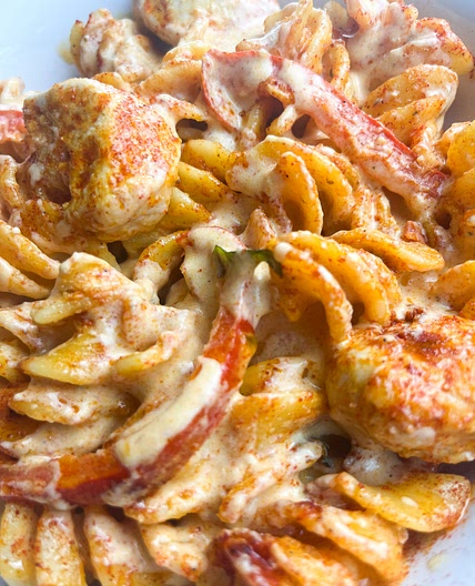 Creamy Mozzarella & Chicken Pasta (with 🫑)
