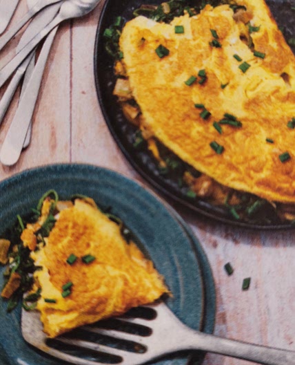 Omelette aux oignons nouveau et ciboulettes