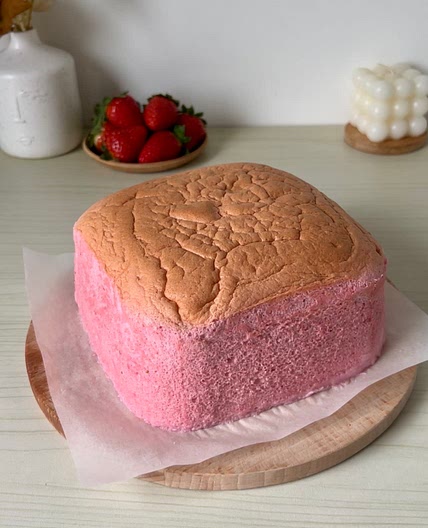 Strawberry castella cake 