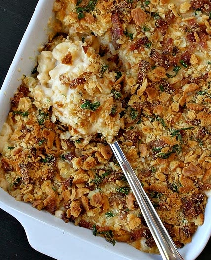 Mac and cheese with crunchy bacon topping